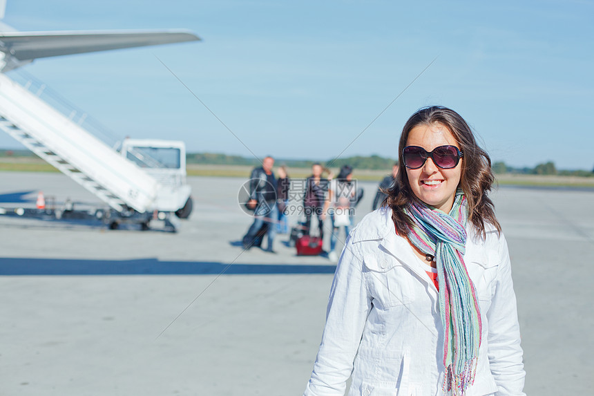 美容女观光客准备飞翔微笑商业套装全体航空公司餐饮飞机木板航班空军图片