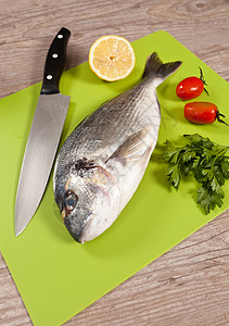 鱼详情新鲜绿头柠檬营养餐厅海鲜食物饮食鲷鱼盘子香菜绿色背景