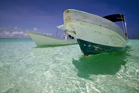 在蓝色环礁湖中放松两艘船木头天空旅行海洋海岸线海藻窗帘反射支撑帐篷图片