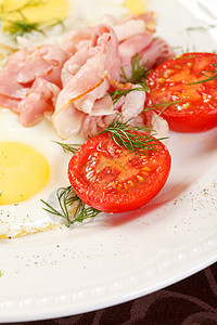 配有培根和蔬菜的煎鸡蛋食物黄色营养早餐草本植物熏肉午餐美食油炸盘子图片