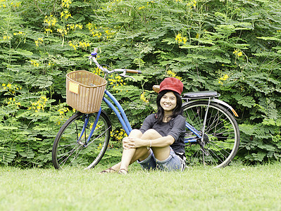 有自行车的女孩 坐在草地上公园学生闲暇自由绿色晴天女性成人女孩们运动图片