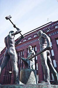 三个铁匠锤子工作男人劳动城市青铜雕塑纪念碑图片