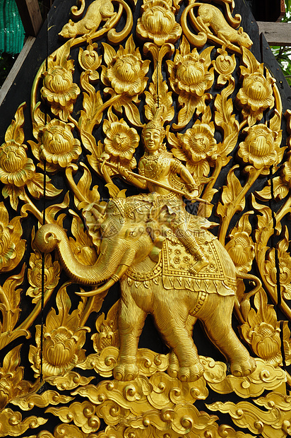 Laithai雕刻在寺庙图片
