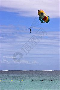 降落伞毛地滑水波浪泡沫天空热带海洋运动休息蓝色生命值图片