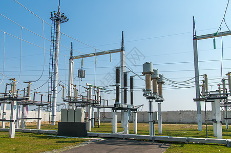 高压分电站的一部分交换变压器生产电气变电站设施天空电压单元网络背景图片
