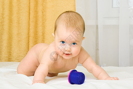 小婴儿和玩具在床上图片