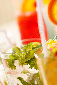 酒吧里鸡尾酒水果薄荷饮料红色稻草玻璃叶子绿色液体牛奶图片