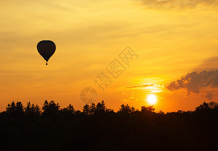 日落和气球图片