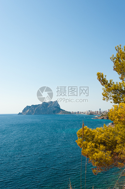 Calpe 算数海滩海洋地标海岸岩石旅游阳光森林松树晴天图片