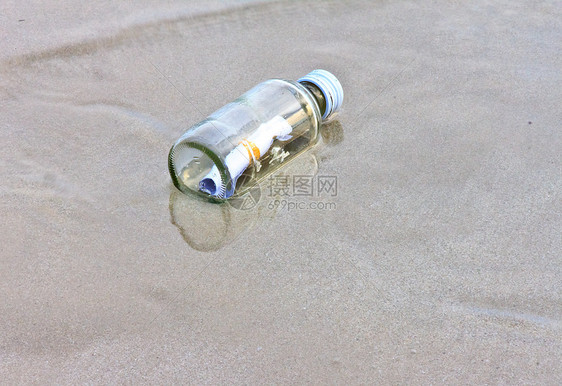 海滩上的玻璃瓶瓶子镜像水平帮助创造力抛弃海洋笔记孤独玻璃图片