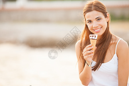 一位年轻美女吃冰淇淋锥的肖像香草微笑女士食物巧克力快乐幸福甜点青年小吃图片