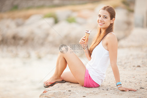 一位年轻美女吃冰淇淋锥的肖像美丽青年奶油享受快乐香草头发女性白色巧克力图片