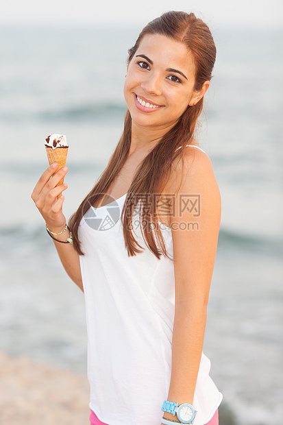 一位年轻美女吃冰淇淋锥的肖像甜点头发美丽女孩香草美食食物幸福白色女性图片