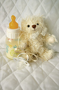 泰迪熊和奶瓶图片