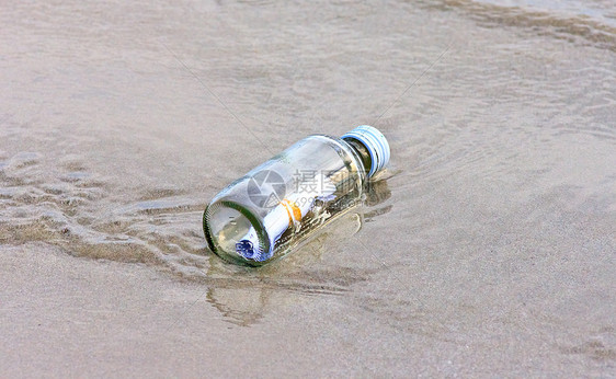 海滩上的玻璃瓶抛弃创造力镜像玻璃帮助笔记海洋邮件孤独瓶子图片