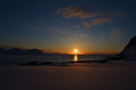 在 Lofoten 中日落太阳日落群岛海洋图片