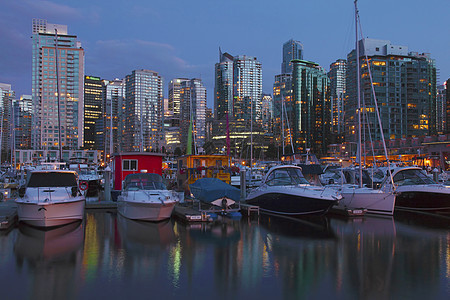 BC温哥华和加拿大黄昏的游艇图片