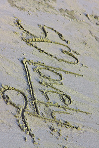 沙上刻着的碑文地平线边缘数字海洋海浪字法冲浪阳光海景场景图片