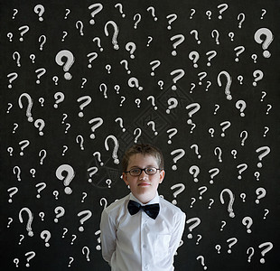 想象着男孩打扮成有粉笔问答标记的商务人士白色商业头脑成功人士创造力黑板思考教育孩子图片