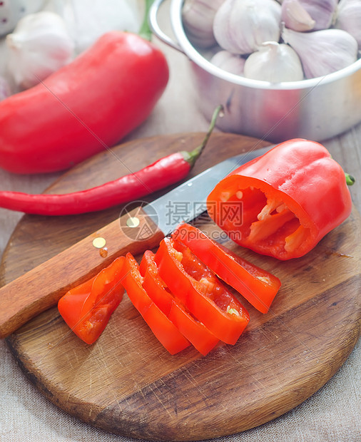 木板上生红胡椒沙拉营养水果香菜购物团体洋葱养分香料味生产图片