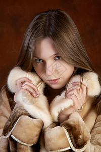 穿毛皮大衣的女孩的演播室肖像吸引力衣服成人外衣模特时装皮毛女性人脸图片
