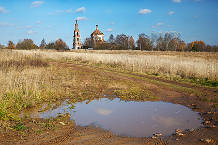 农村风景与被摧毁的旧教堂建筑学寺庙圆顶建筑乡村教会石头废墟钟楼文化图片