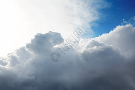 云彩和深蓝天空环境水分天堂晴天气氛天蓝色蓝色云雾天空太阳图片