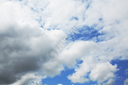 云层和阴暗的蓝天空气象云雾水分天空气候环境蓝色天气气氛天蓝色图片