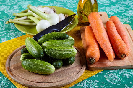 绿黄瓜和洋葱 大蒜和胡萝卜美食蔬菜萝卜桌子健康厨房静物营养绿色营养品背景图片