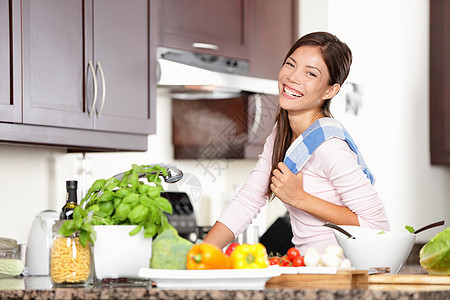 女人在厨房做饭 让食物开心图片