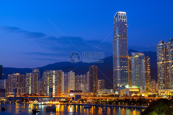 在香港市中心 黄昏的蓝色时辰建筑天空市中心时间日落交通摩天大楼旅行城市景观图片
