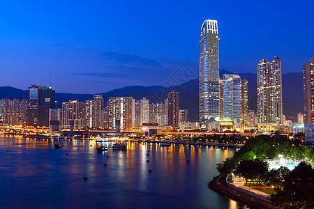 在香港市中心 黄昏的蓝色时辰景观市中心时间摩天大楼办公室建筑旅行交通建筑学帝国图片