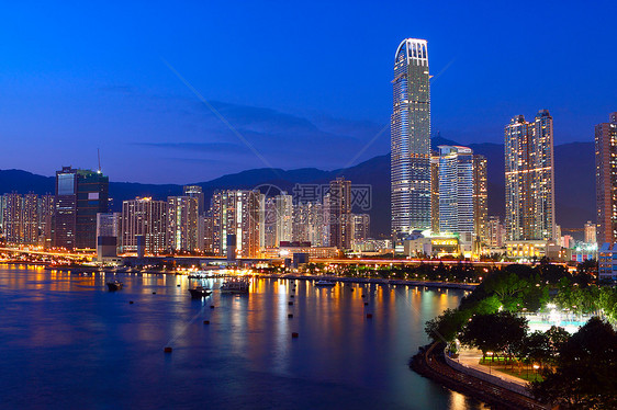 在香港市中心 黄昏的蓝色时辰景观市中心时间摩天大楼办公室建筑旅行交通建筑学帝国图片