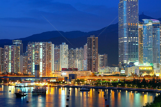 在香港市中心 黄昏的蓝色时辰太阳帝国办公室交通场景旅游建筑旅行市中心天空图片