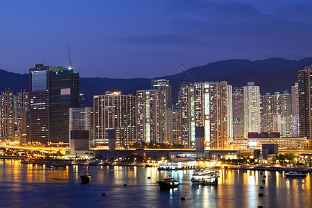 在香港市中心 黄昏的蓝色时辰日落办公室太阳天空交通摩天大楼城市市中心建筑学时间图片