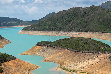 山区湖地块生态晴天天空登山树木森林高度全景风景图片