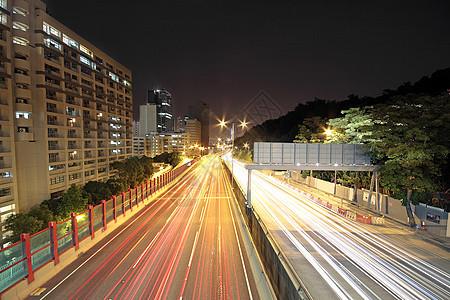 夜间通过市区的交通流量速度汽车天空建筑城市车辆驾驶摩天大楼运动场景图片