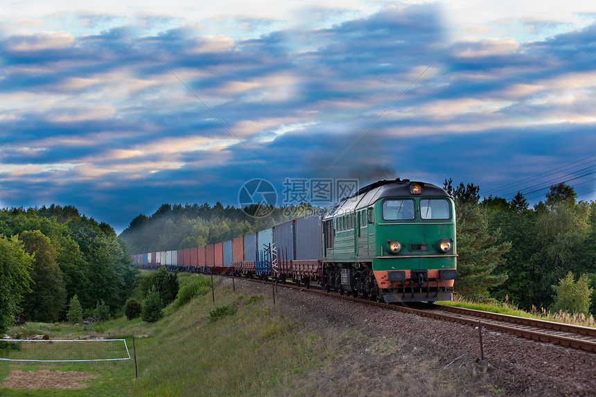 运输柴油列车货物树木联运盒子货运摄影铁路后勤环境森林图片