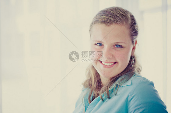 一位快乐的年轻商业女商务人士的肖像学生蓝色幸福女孩办公室喜悦人士牙齿商务女性图片