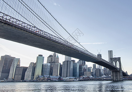 纽约 美丽的布鲁克林大桥风景 从东河的阳光下图片