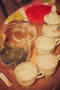 茶茶仪式杯子菜肴黄色茶具绿色桌子棕色饮料黏土服务图片
