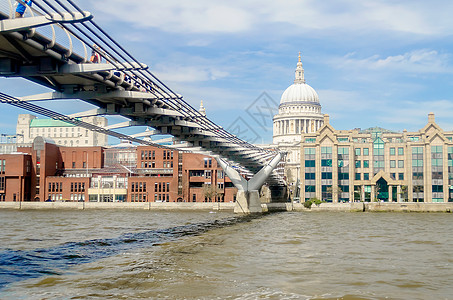 千年瑶寨对抗圣保罗大教堂的千年桥梁 联合王国伦敦背景
