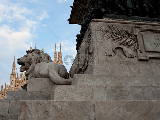 米兰 狮子雕像雕刻纪念碑吸引力古董白色大教堂大理石广场巅峰天空图片