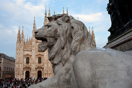 米兰 狮子雕像天空历史性吸引力纪念碑白色古董大教堂地标广场雕刻图片
