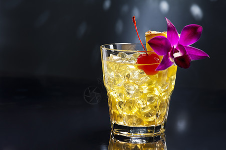 Mai Tai鸡尾酒石榴酒精调酒师兰花菠萝热带玻璃冰块派对水果图片