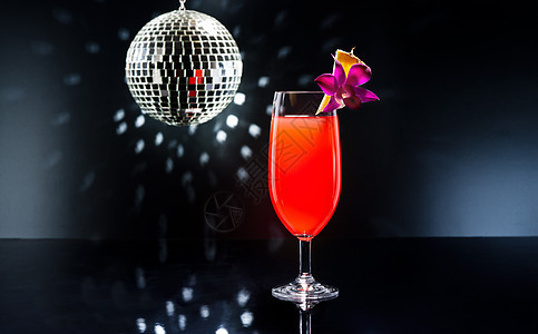 新加坡唱司令吊带玻璃柠檬汁立方体酒吧酒精派对调酒师苏打图片