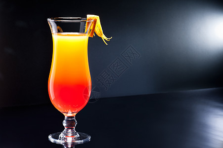 龙舌兰太阳升起鸡尾酒酒吧橙子酒精茶点调酒师柠檬汁菠萝乐趣立方体冷藏图片