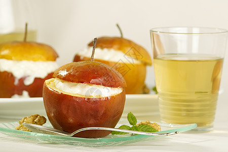 烤苹果品位玻璃白色盘子核桃黄色甜点食物苹果汁时间图片