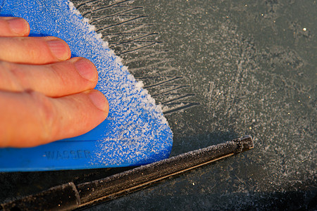挡风玻璃玻璃窗户汽车车辆刮刀冻结蓝色冰镇雪花白色图片