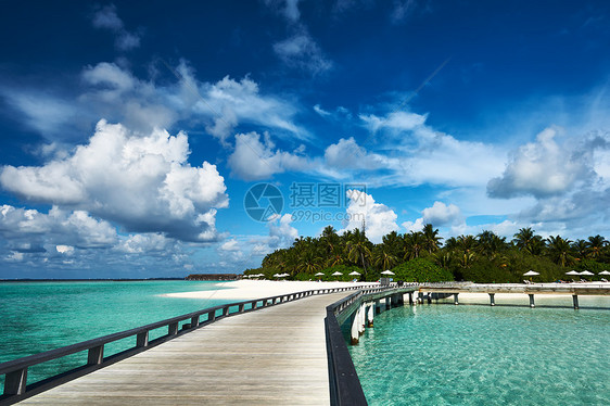 美丽的海滩和码头海景风景天空热带海洋海岸线旅行蓝色假期奢华图片